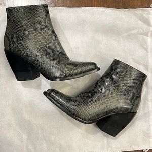 Chloe Rylee green snake print ankle boots. Size 41.